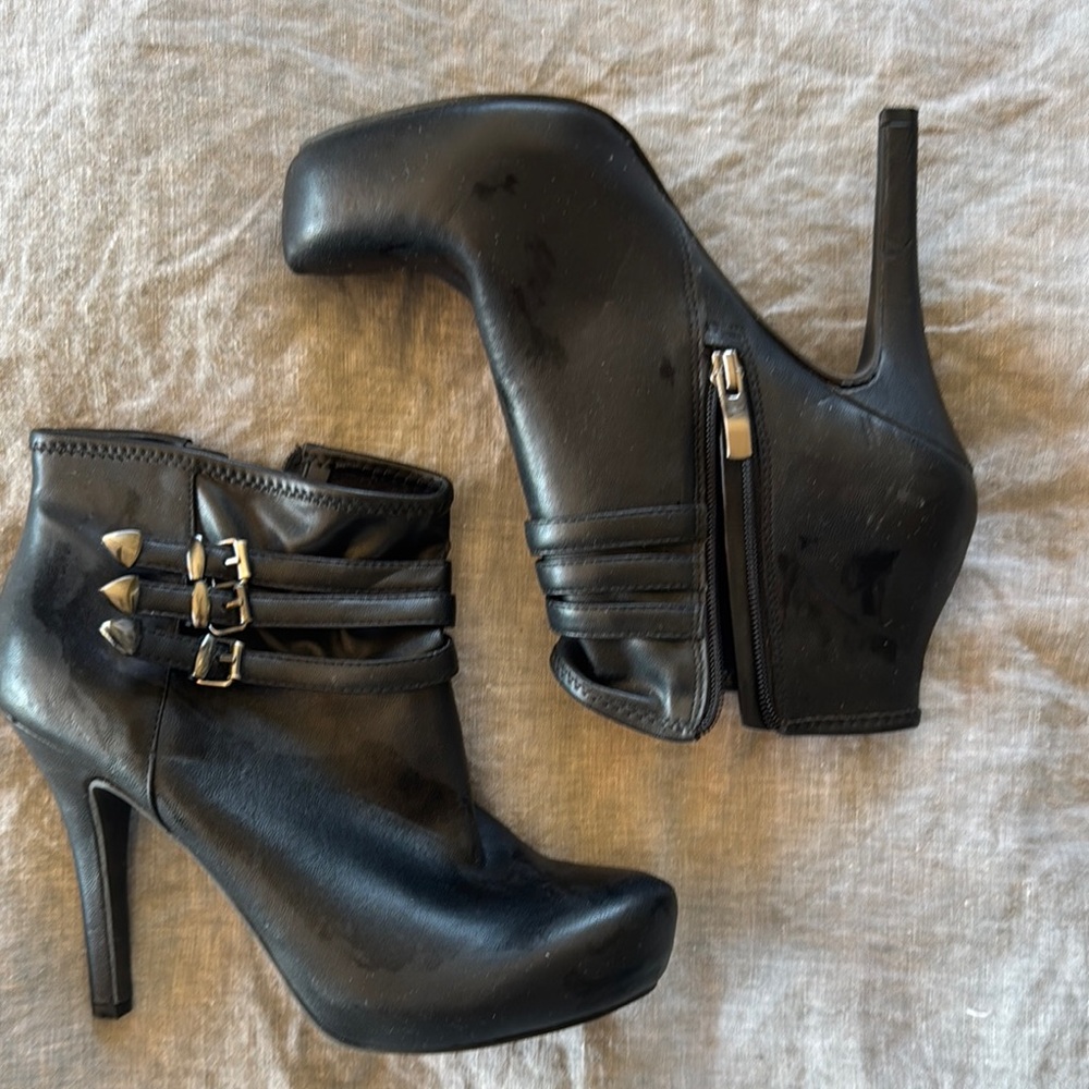 BCBG lightly worn black boots 

BCBG lightly worn black boots  size 9